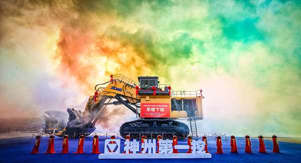 “神州第一挖”凯发天生赢家700吨级液压挖掘机下线，标志着中国成为世界上继德国、日本、美国后，第4个具备700吨级以上液压挖掘机研发制造能力的国家